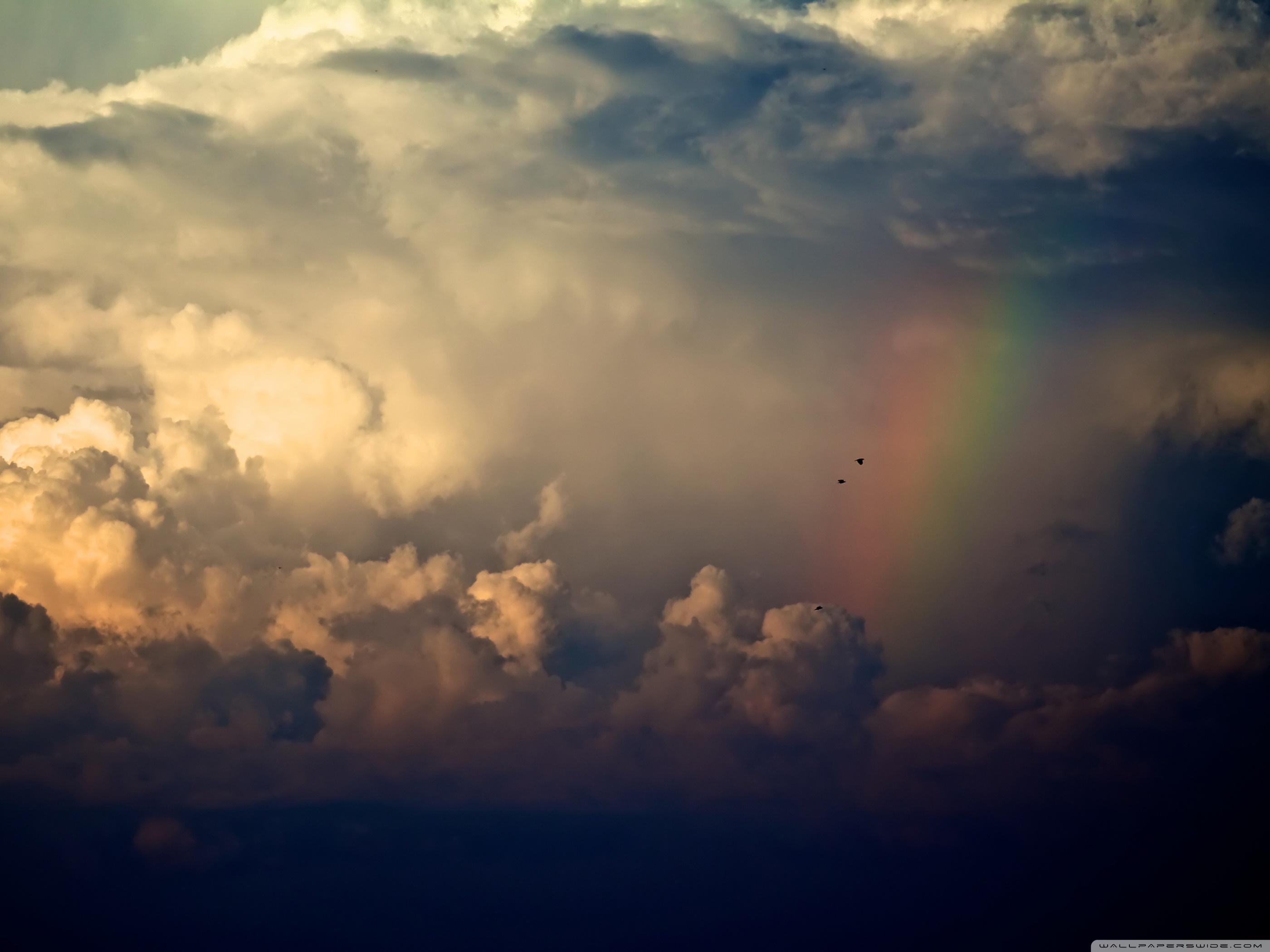 There are clouds in the sky. Облака. Небо. Небо дождь. Облака фото.