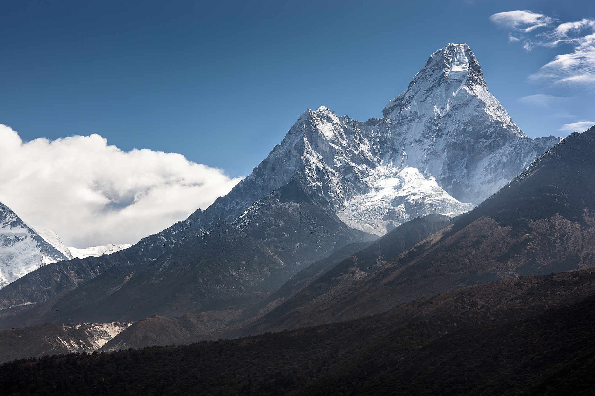 Гори. Ама Даблам. Ama Dablam гора. Горный пейзаж Гималаи. Гималаи высота гор.