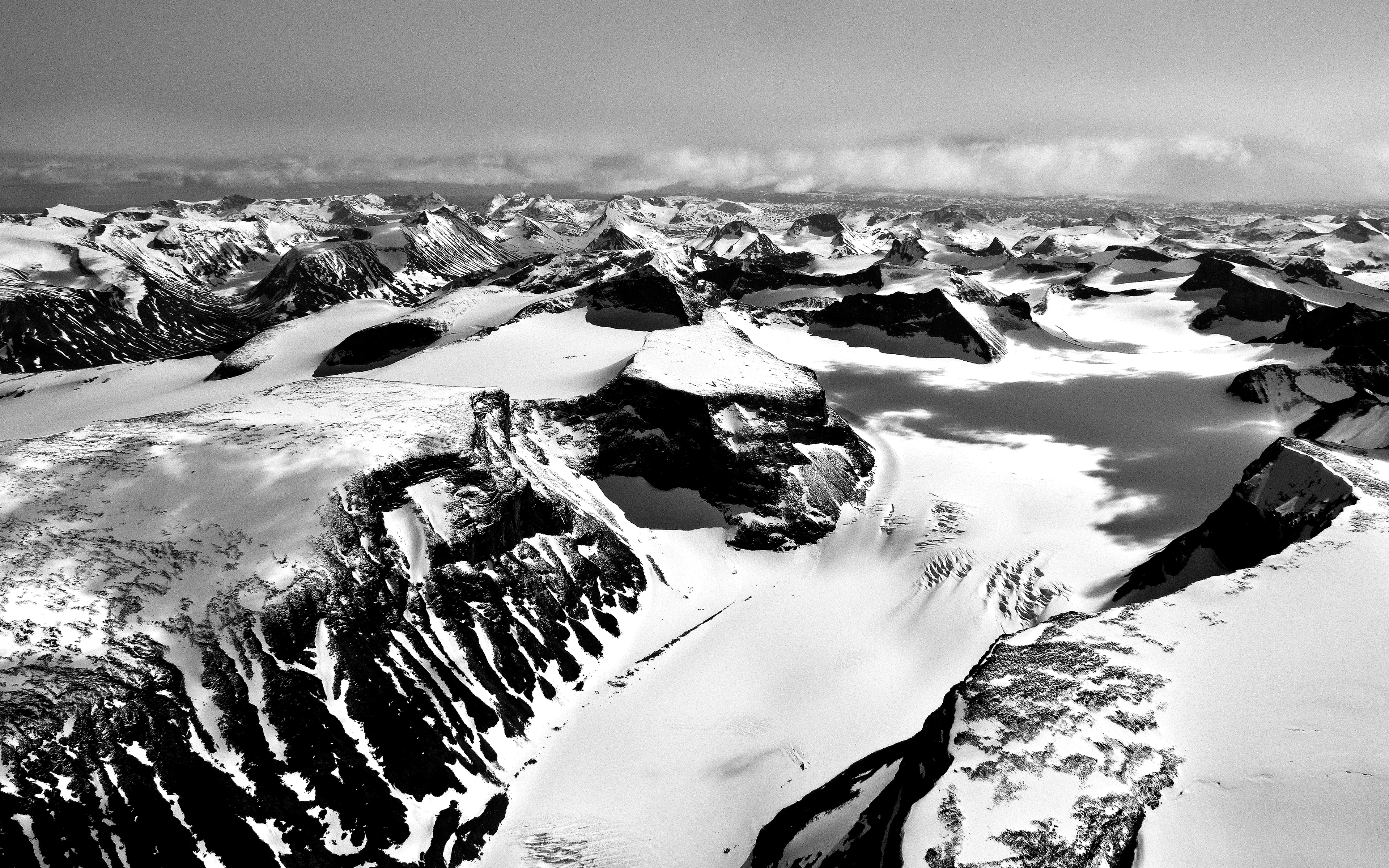 Фотообои горы черно белые