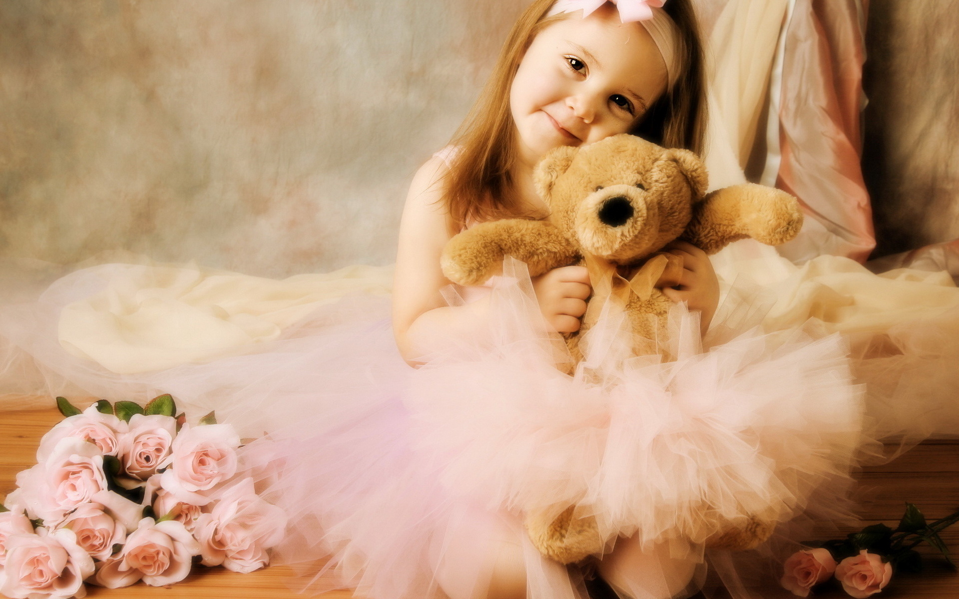 Я люблю маленьких девочек. Девочка с мишкой. Маленькие принцессы. Маленькая девочка с мишкой. Девочка с медвежонком.
