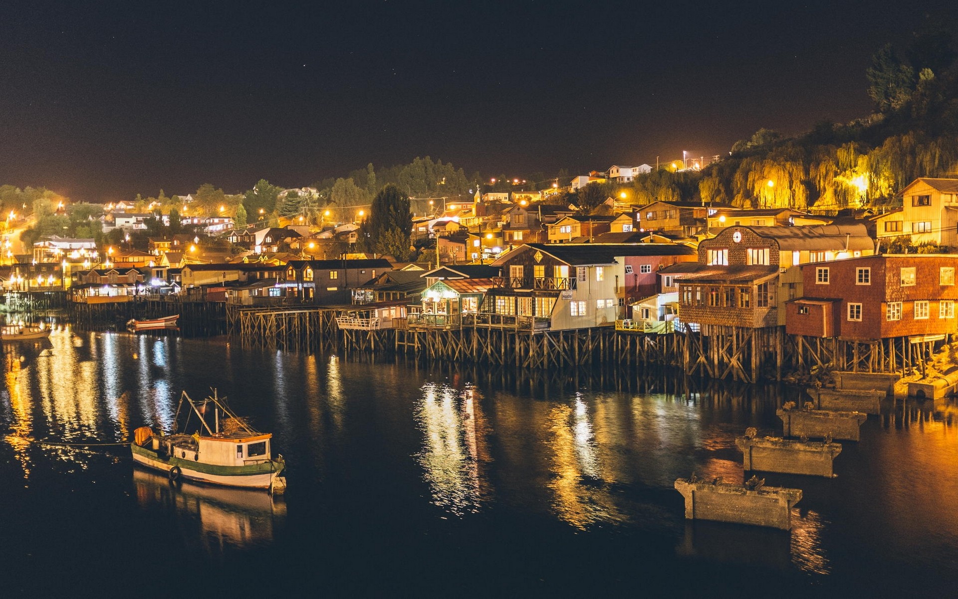 Свет чили. Чили пейзажи города. Чили пейзаж море город. Night Boat Seaside City.