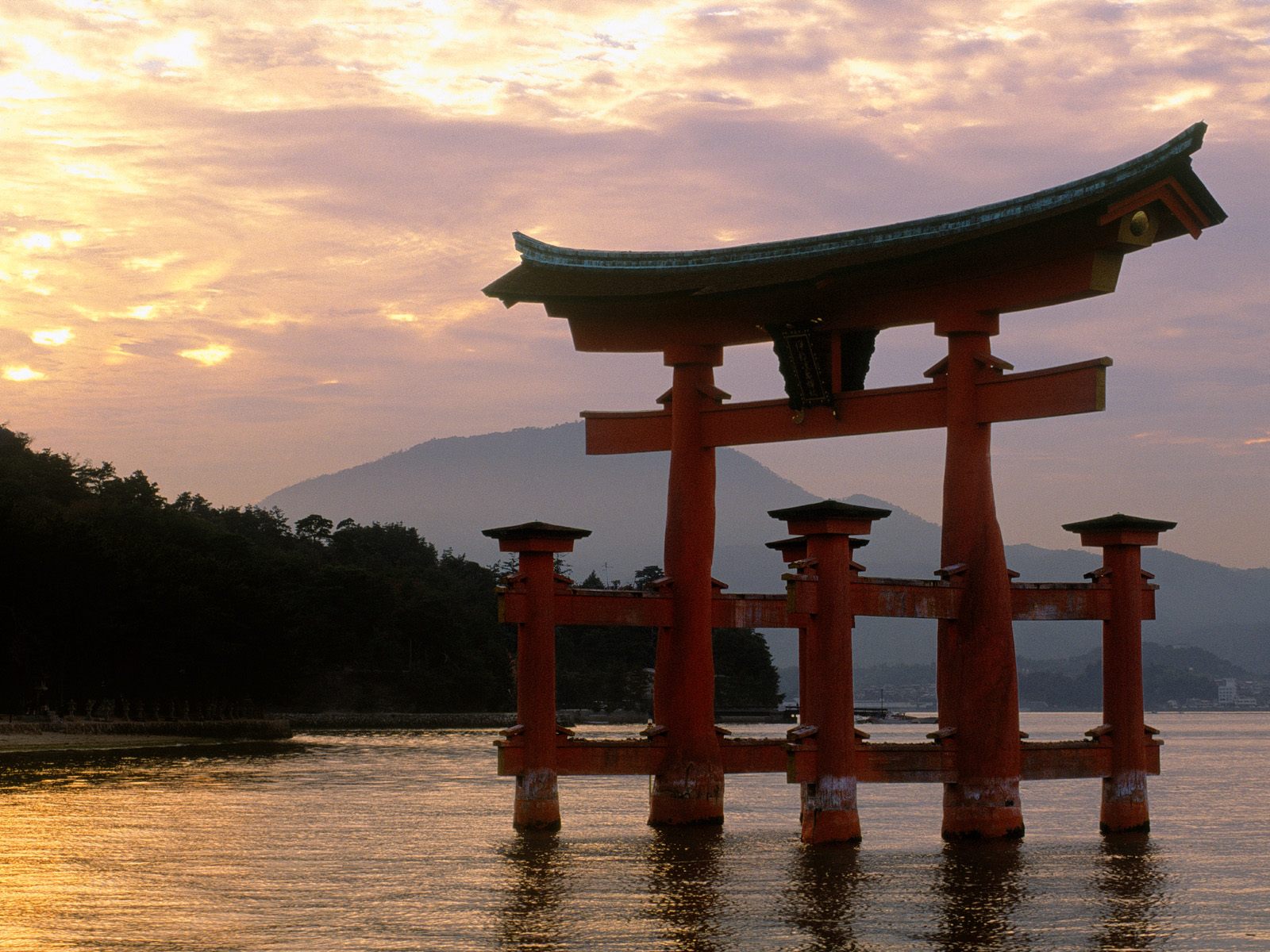 Japan types. Святилище Ицукусима Япония. Святилище Ицукусима Япония закат. Синтоизм Сакура. Япония тории закат.