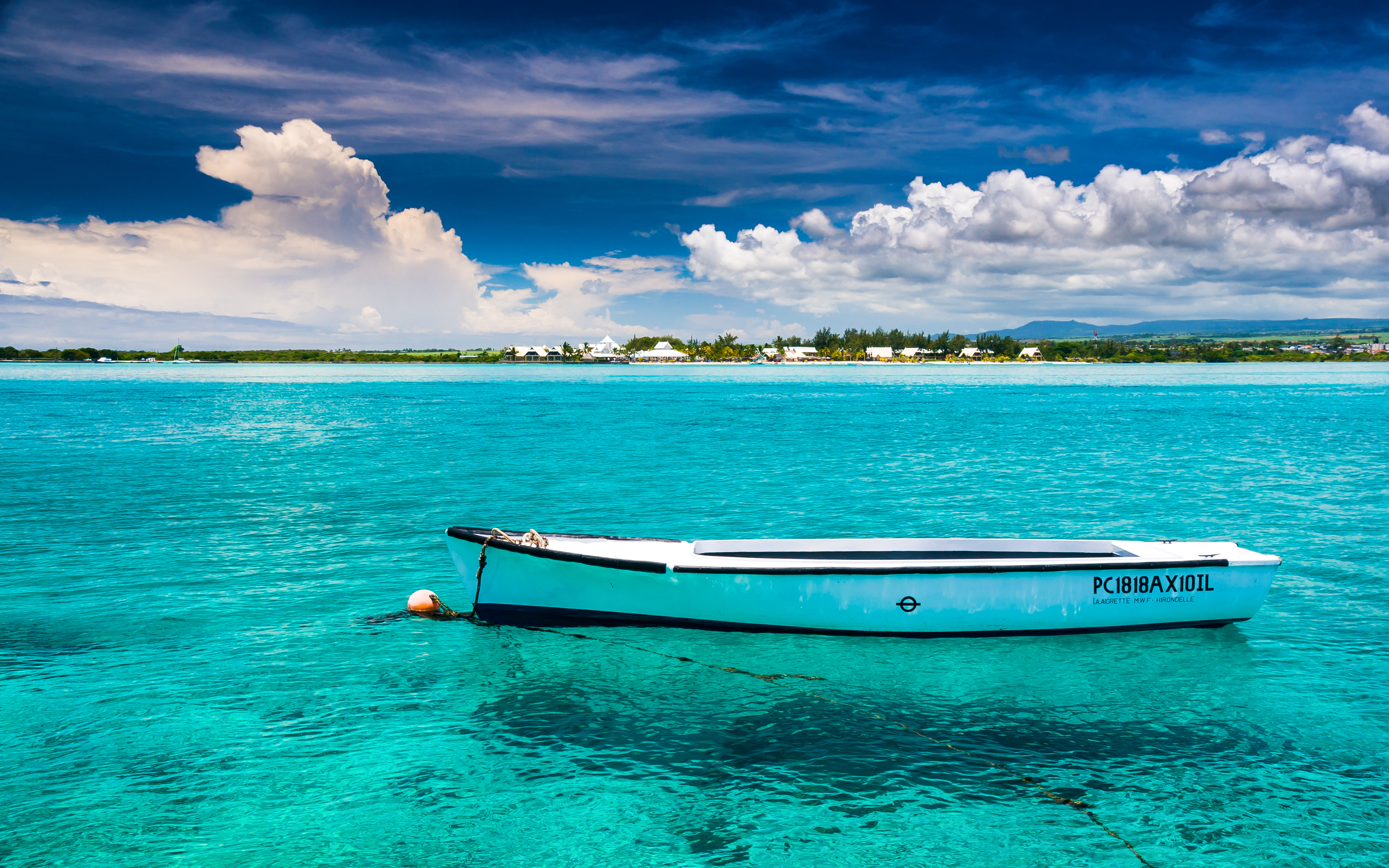 Лодки белого моря. Лагуна Карибы. Прозрачное море. Лодка в океане. Голубое прозрачное море.