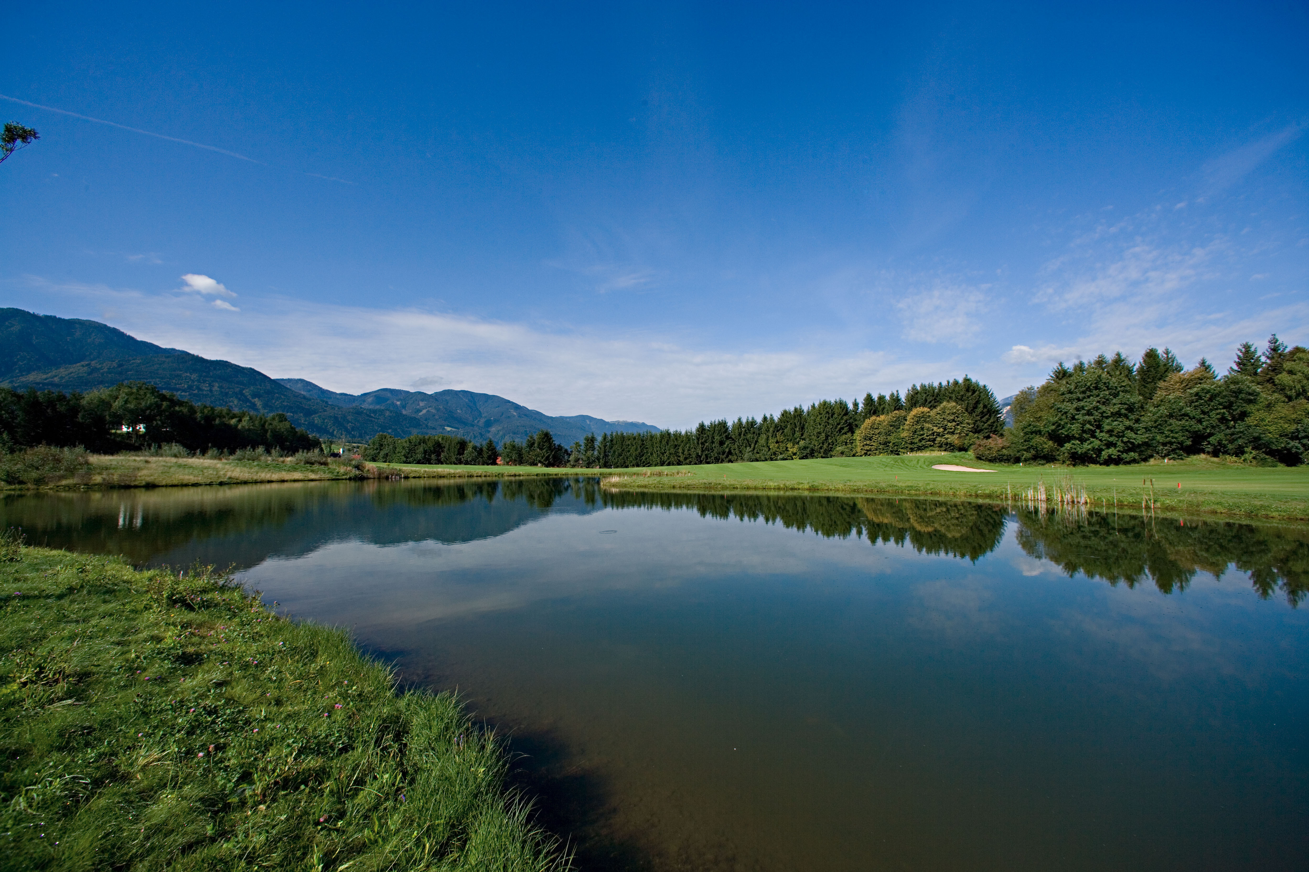 Hot lake. Озеро Клопайнерзее Австрия. Поверхностные воды. Поверхность озера. Гладь озера.