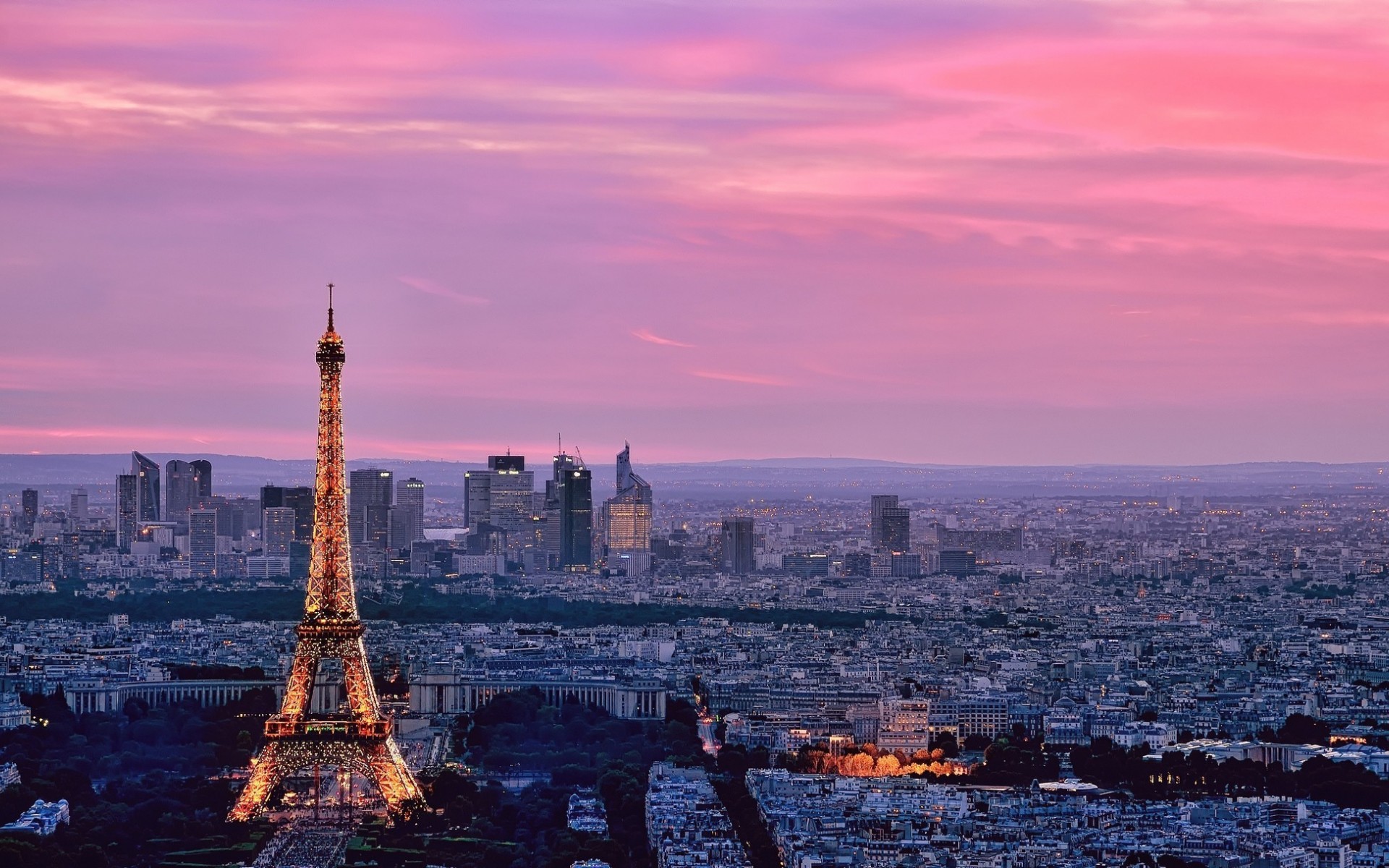 Обои Розовый закат в Париже, Франция.