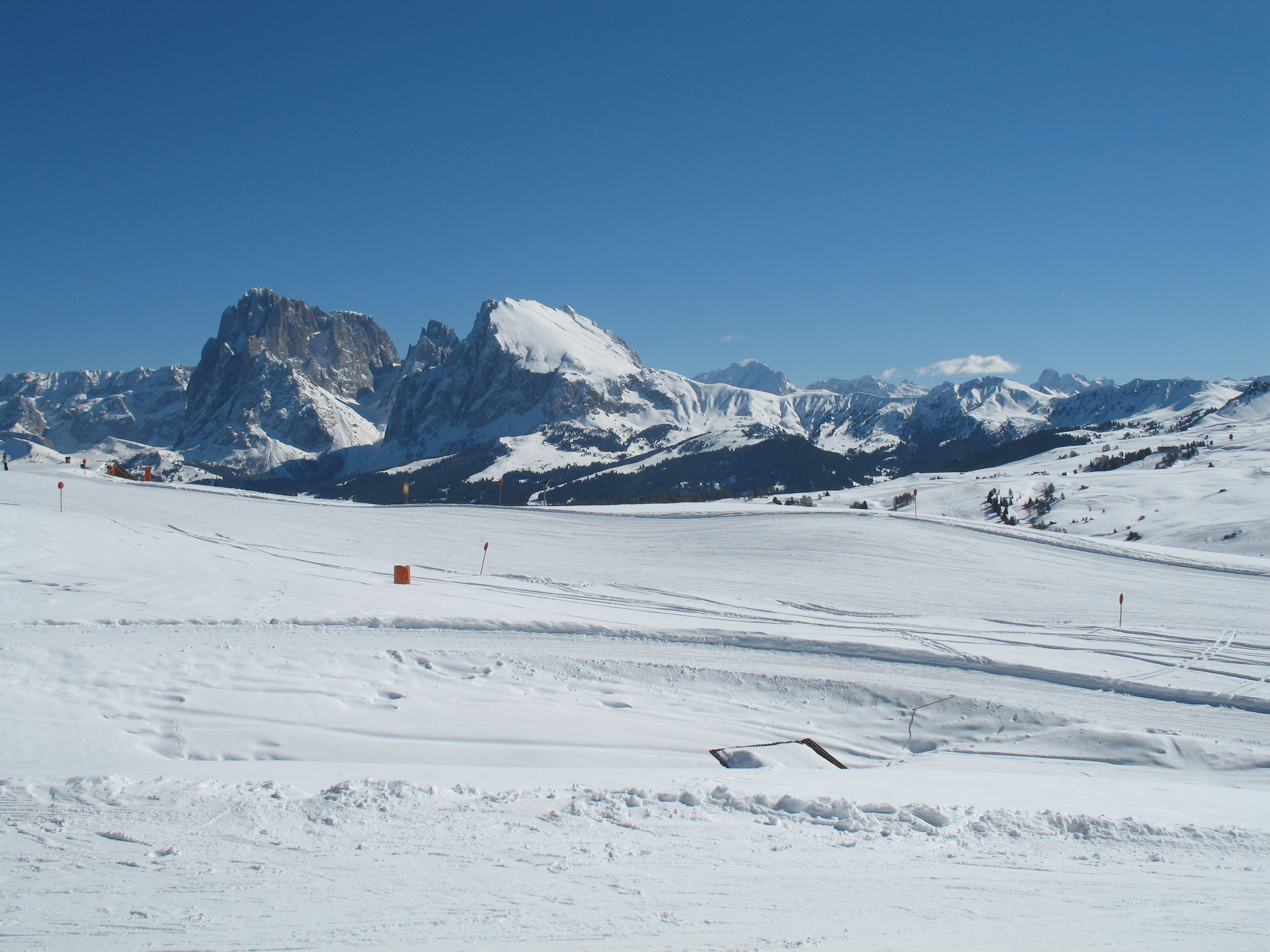 Ski tracks. Ортизей Италия горнолыжный курорт. Ортизеи Италия горнолыжный курорт. Намороженный лед Ортизей. Ski track.