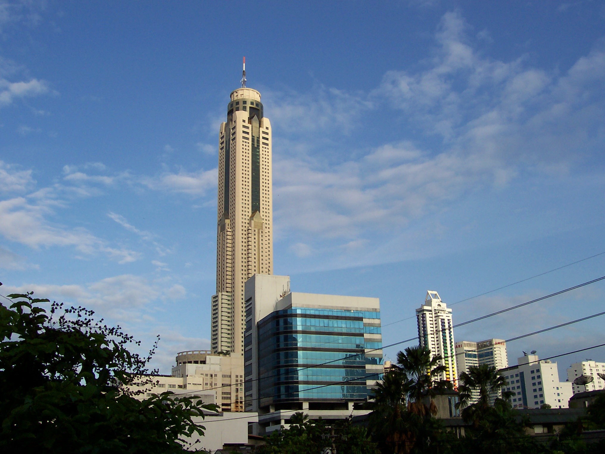 Здание в бангкоке. Байок Скай Бангкок. Башня Байок Скай. Башня Баййок 2 Бангкок. Здание Байок Скай.