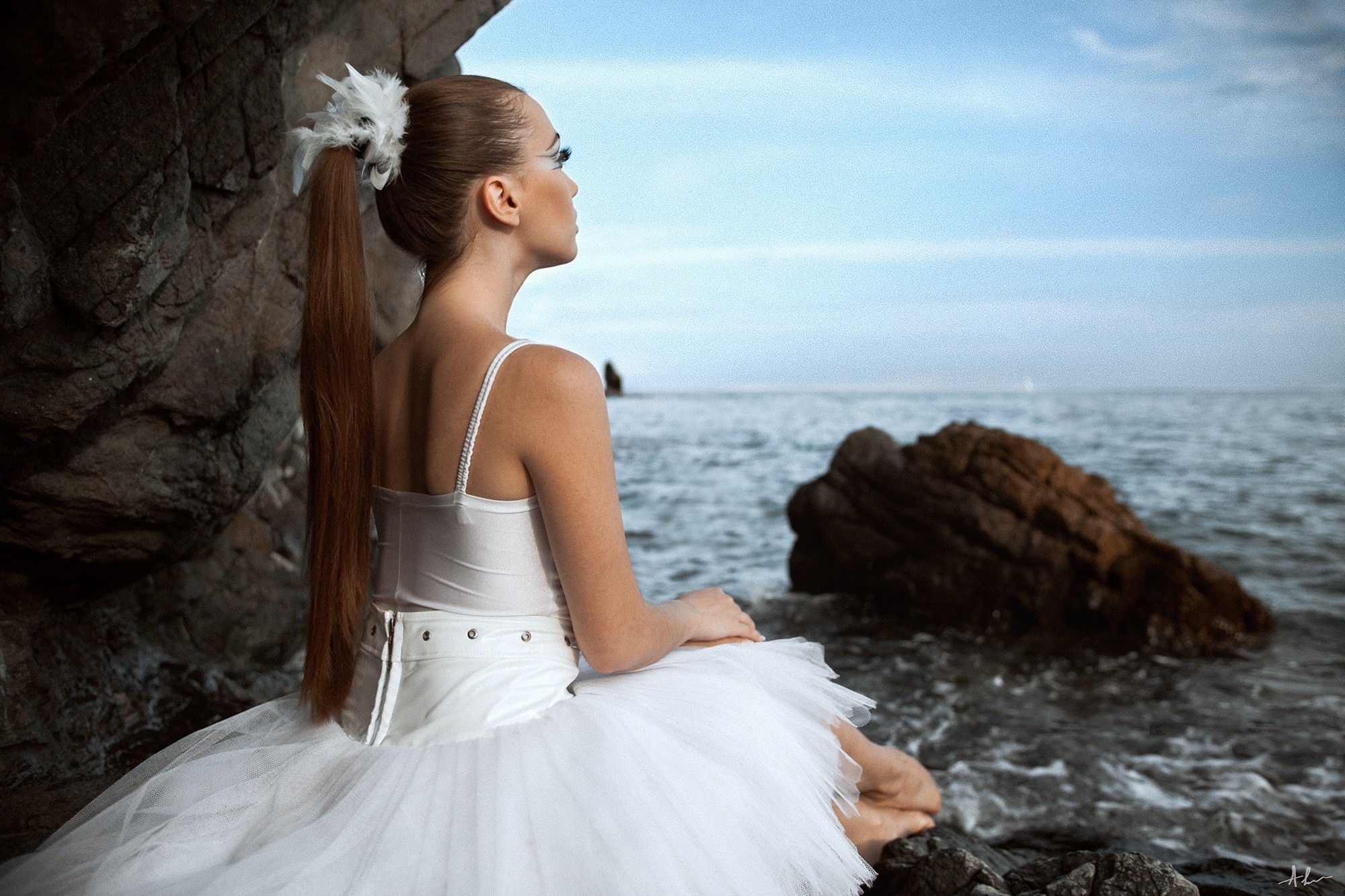 В белом платье на море