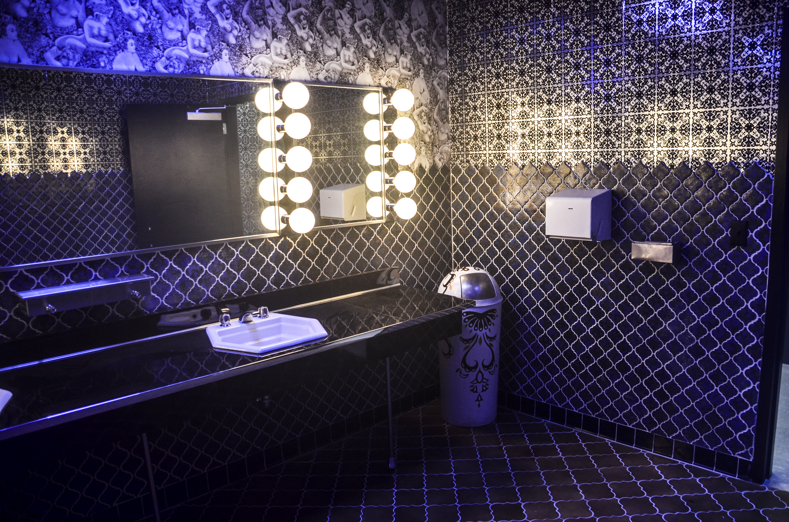 Ночной клуб туалет видео. Черно синяя ванная комната. Ванная комната в клубном стиле. Темно синяя ванная комната. Черно синяя плитка в ванной.