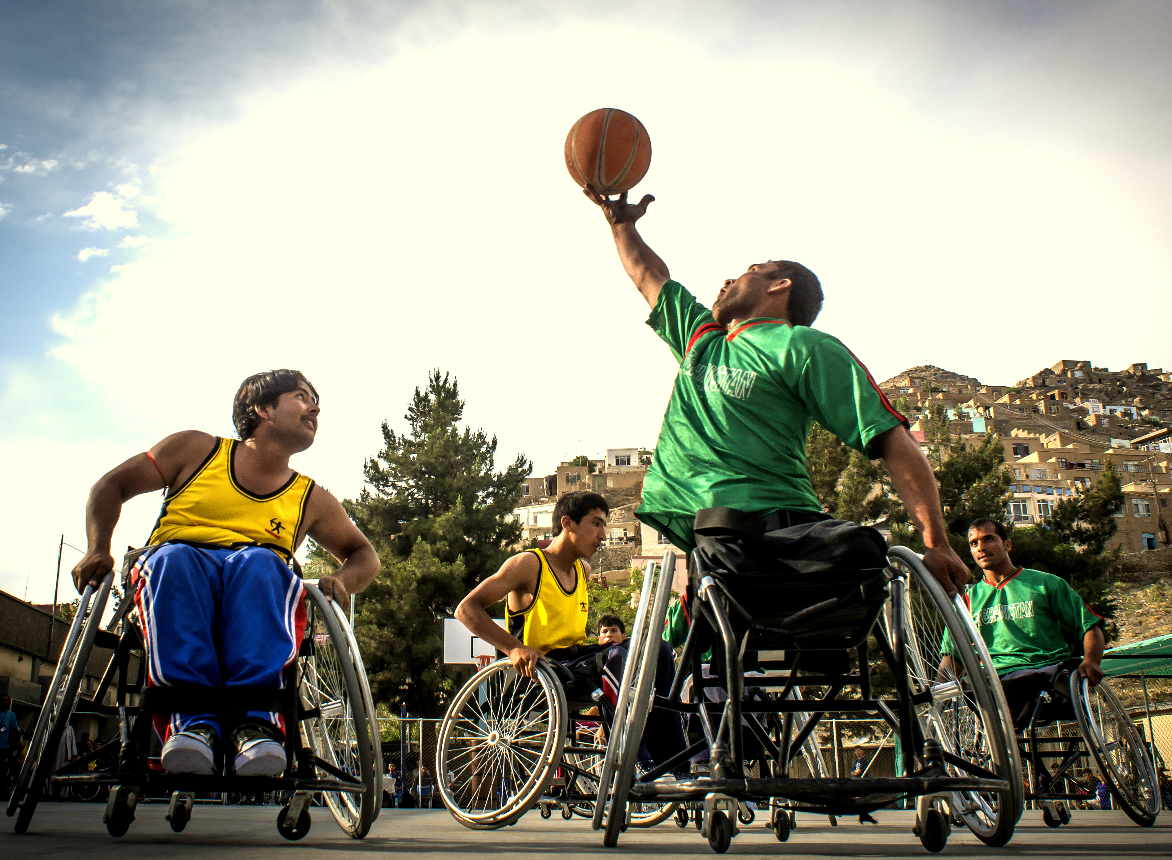 Активная жизнь инвалидов. Люди с ограниченными способностями. Спорт для инвалидов. Люди инвалиды. Спорт для людей с ограниченными возможностями.