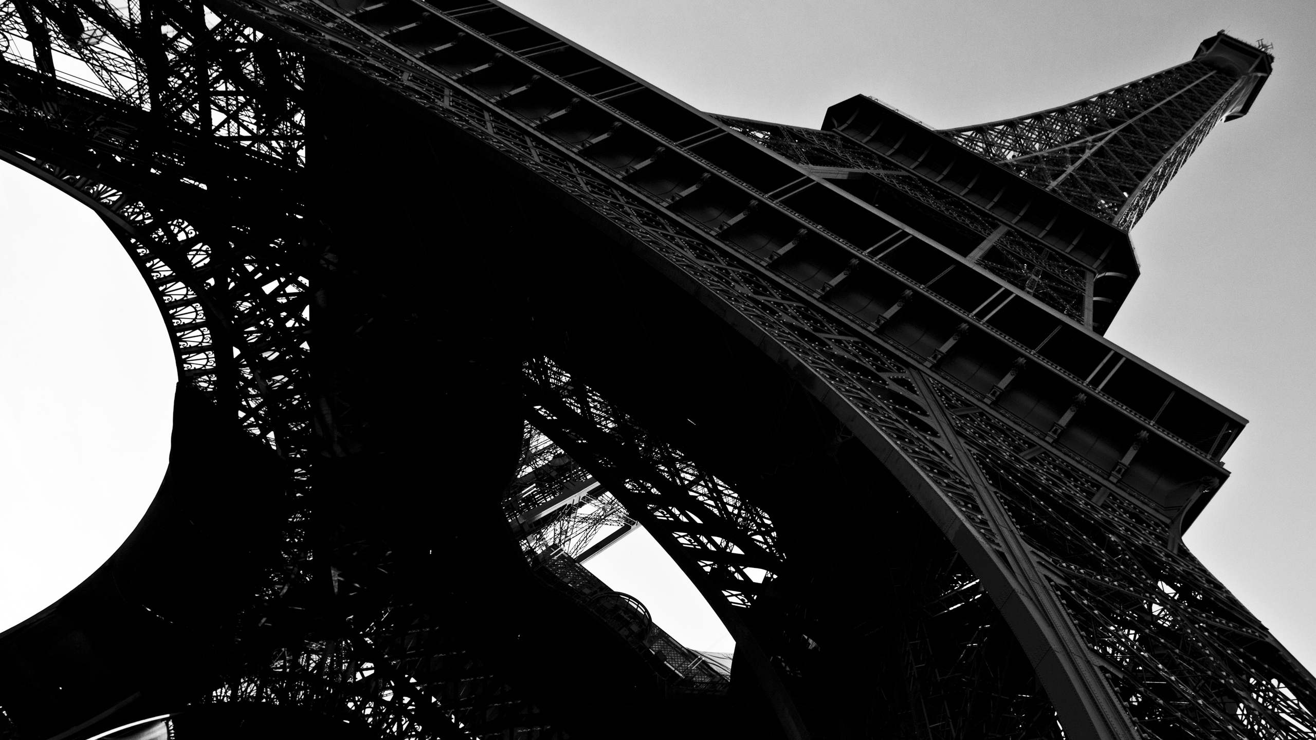 Черно белая сборка. Эйфелева башня в Париже. Чёрно-белые картинки. Заставки на рабочий стол черно белые. Черно белые картины.