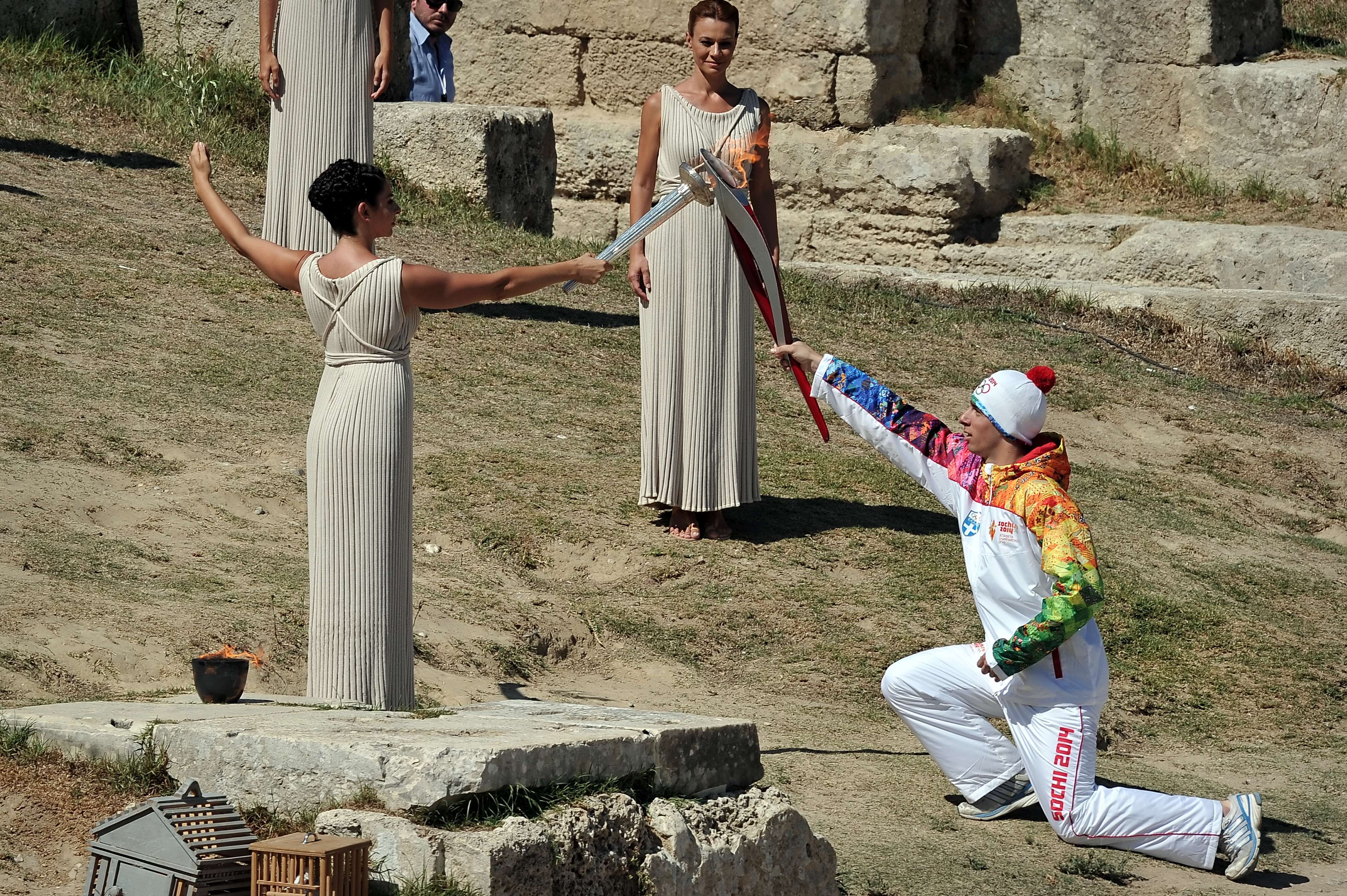 Какую одежду носили древние греки на церемонии зажжения олимпийского огня