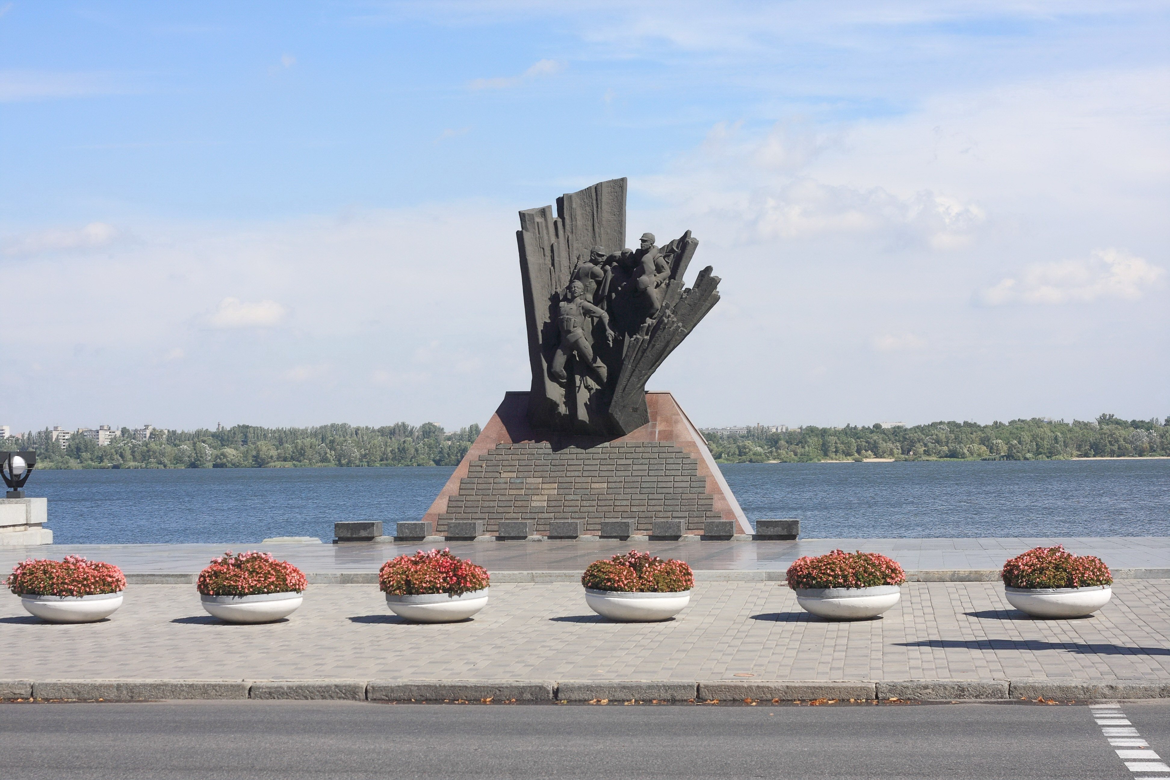 В днепропетровске на набережной