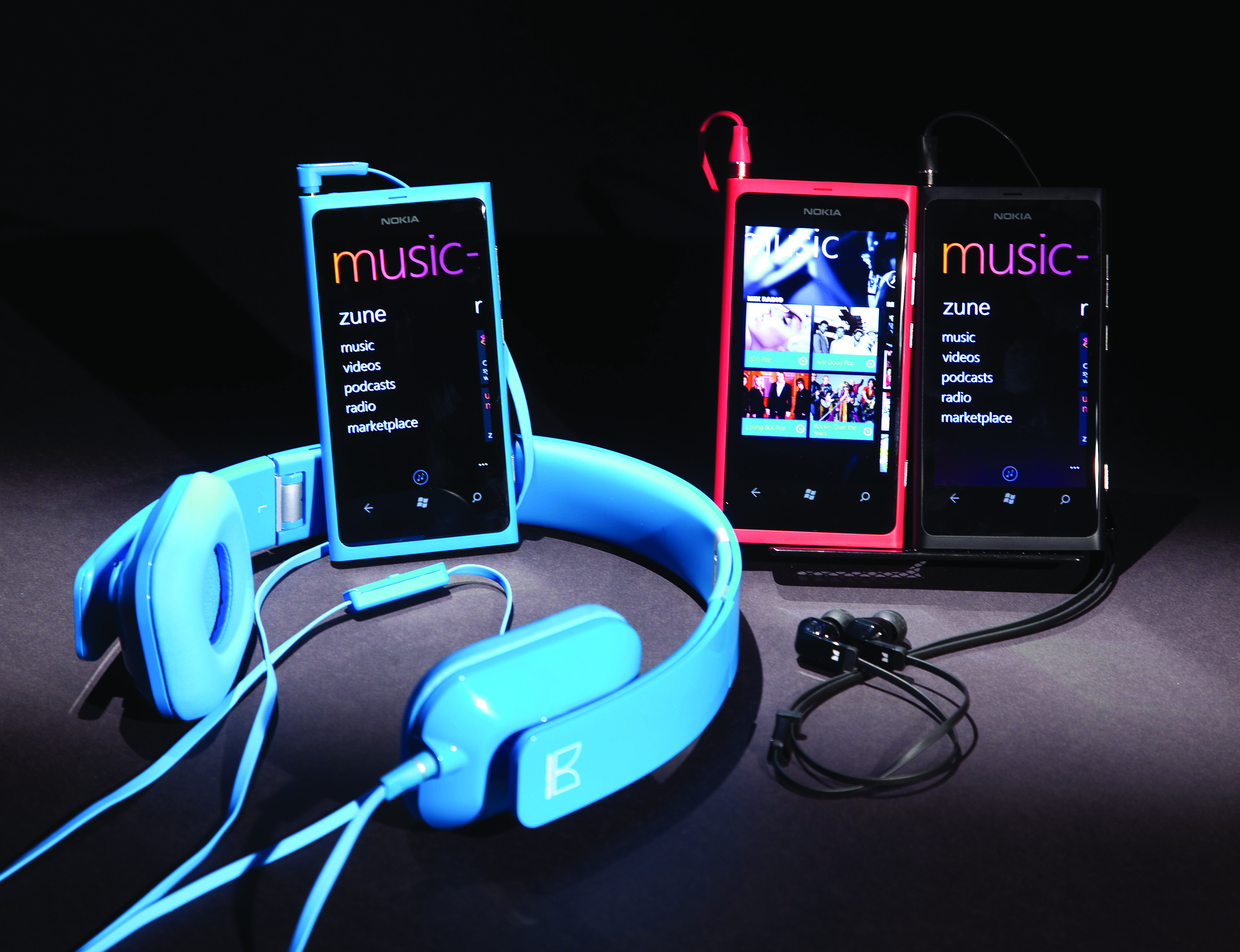 Молодой телефон музыка. Nokia Lumia 800. Смартфон с наушниками. Наушники для телефона. Телефон с музыкой и наушниками.