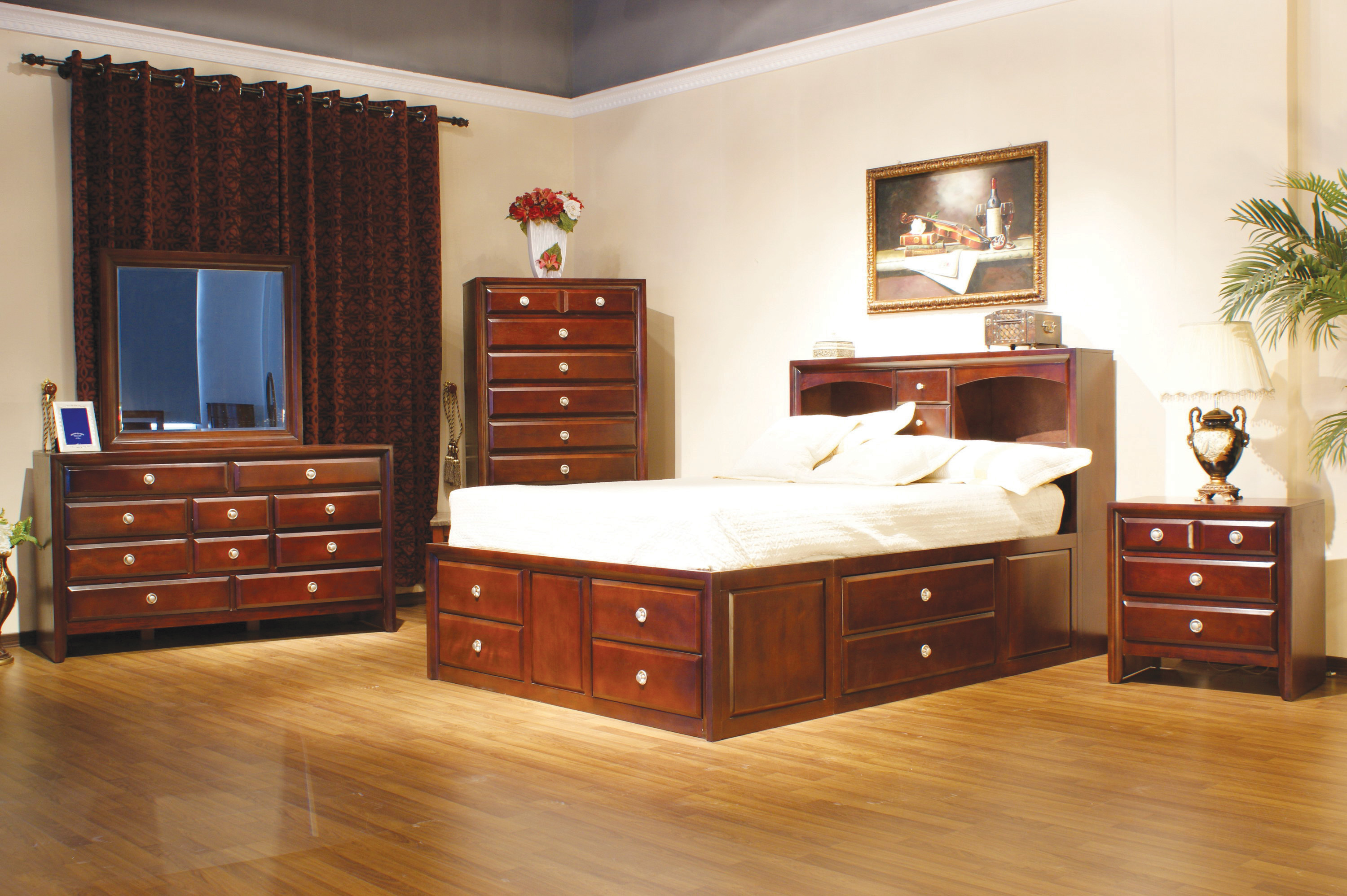 Какая есть мебель. Комната с деревянной мебелью. Спальня с коричневой деревянной мебелью. Комната с мебелью под красное дерево. Интерьер спальни с коричневой деревянной мебелью.